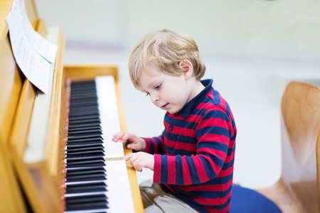 boy plays piano, coping with divorce, music therapy